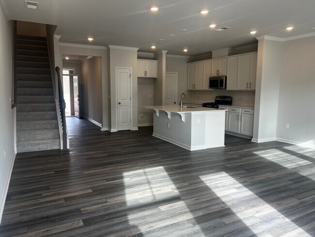 Building Photo - 5871 Woodlawn Dr