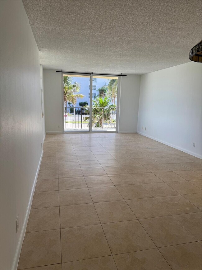 Building Photo - 1009 N Ocean Blvd