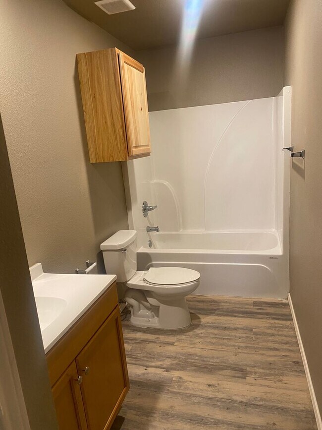 Building Photo - 3 bed 2 bath