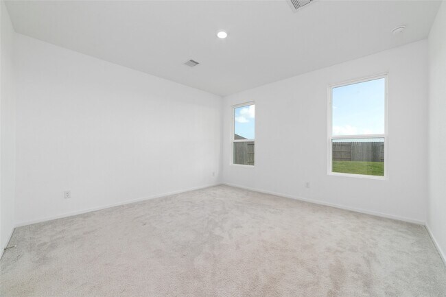 Building Photo - 830 Heaven Dr