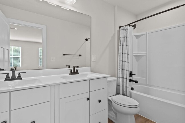 Building Photo - Luxurious 4-bed