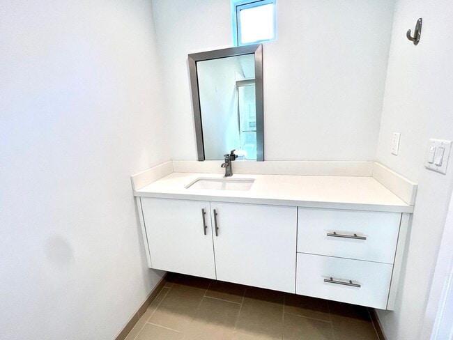 Building Photo - Santa Monica - Luxury Townhome w/ Loft!  (3 Bed / 3.5 Bath)