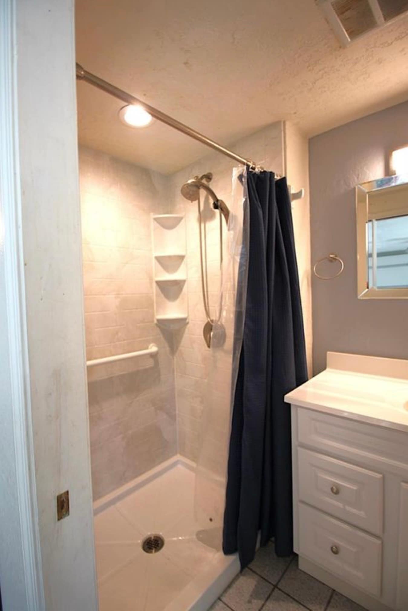 Building Photo - 2255 La Grama Dr