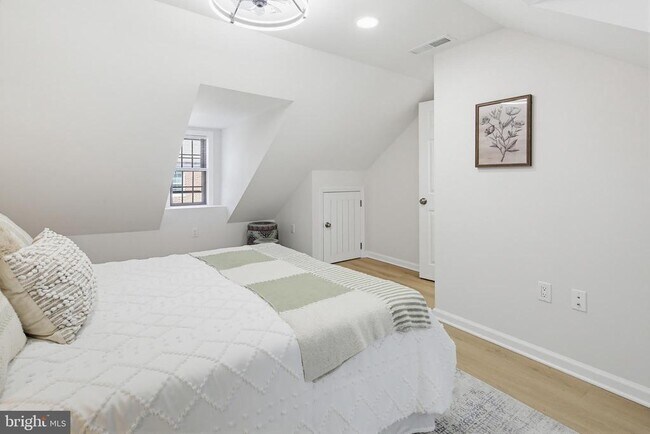 Building Photo - 843 E Lombard St