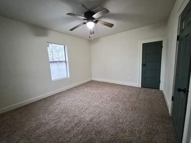 Building Photo - This beautifully updated 2-bedroom, 2-bath rental features modern updates throughout.