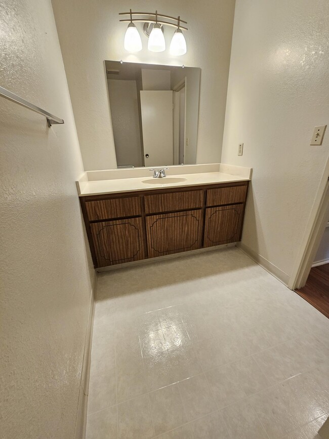 Building Photo - 5025 Valley Crest Dr