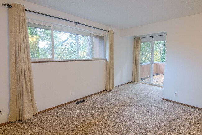 Building Photo - 3 bedroom 2 bathroom duplex in South Eugene!