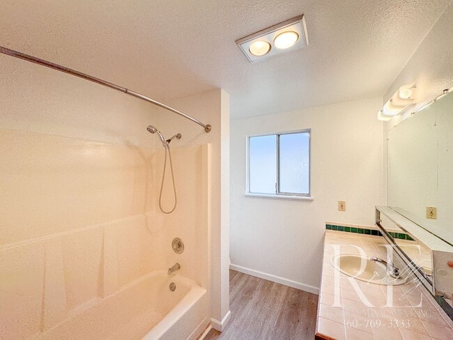 Building Photo - 2-Bed Upstairs Unit With Private Patio