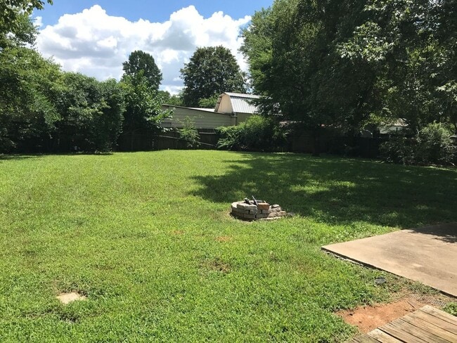 Building Photo - NEW PRICE! - Great 3 Bedroom 2 Full Bath Home in Murfreesboro!