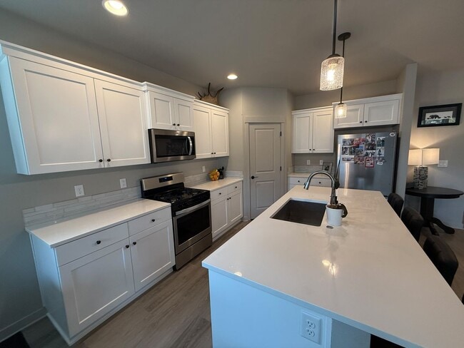 Building Photo - Immaculate 3-Bedroom Home with Open Layout in Crescent Creek