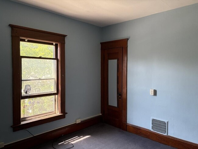 Building Photo - 48 Monroe St