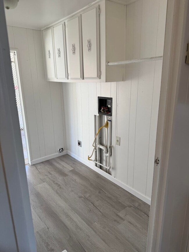 Building Photo - 3 bedroom 2 bath home in quiet neighborhood