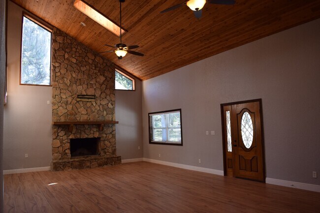 Building Photo - 2718 Viola Ln
