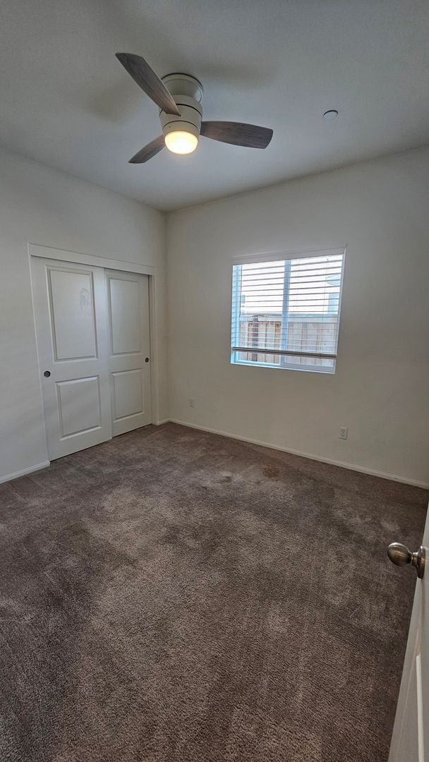 Building Photo - Modern 4 Bedroom Home in City in the Hills