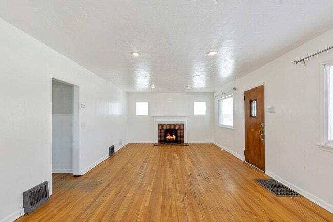 Building Photo - Charming 3 Bedroom Bungalow in West Valley