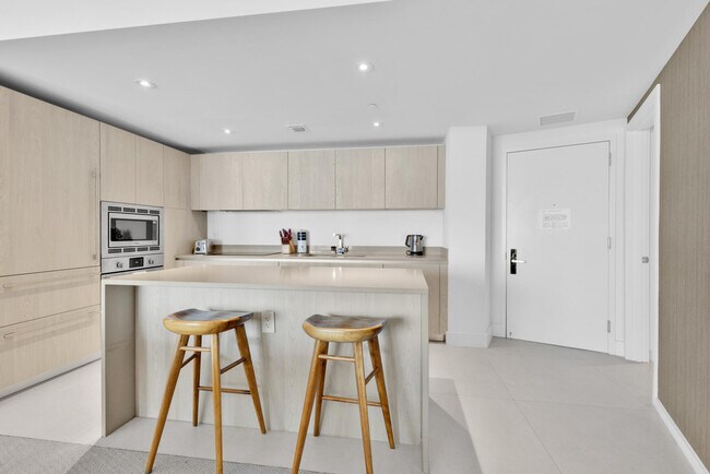 Building Photo - 4011 S Ocean Dr