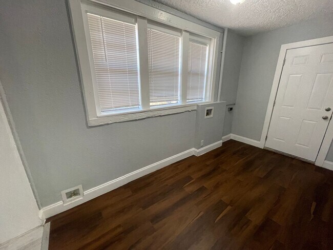 Building Photo - Single Family home available now!