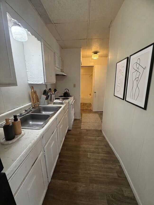 Building Photo - Charming 1-Bedroom Retreat in Heart of Seminole