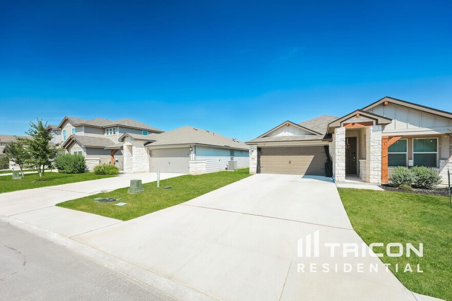 Building Photo - 13551 Paxton Blvd