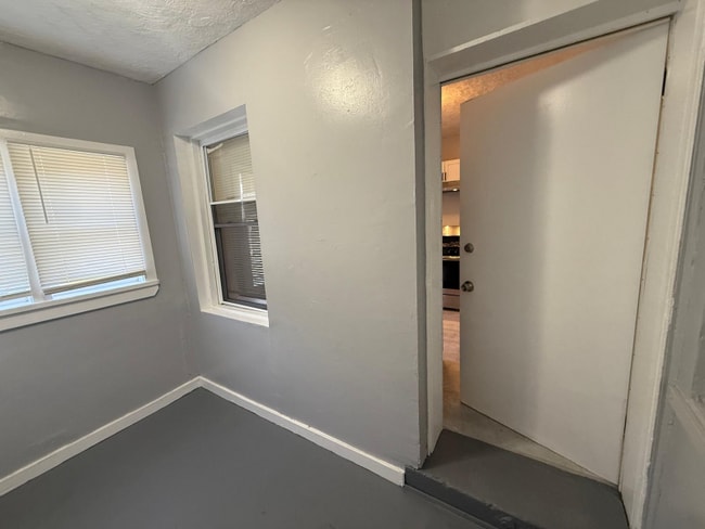 Building Photo - 654 N Lamon Ave