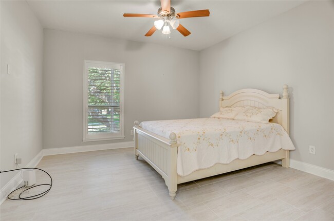 Building Photo - 351 Lakeside Ln