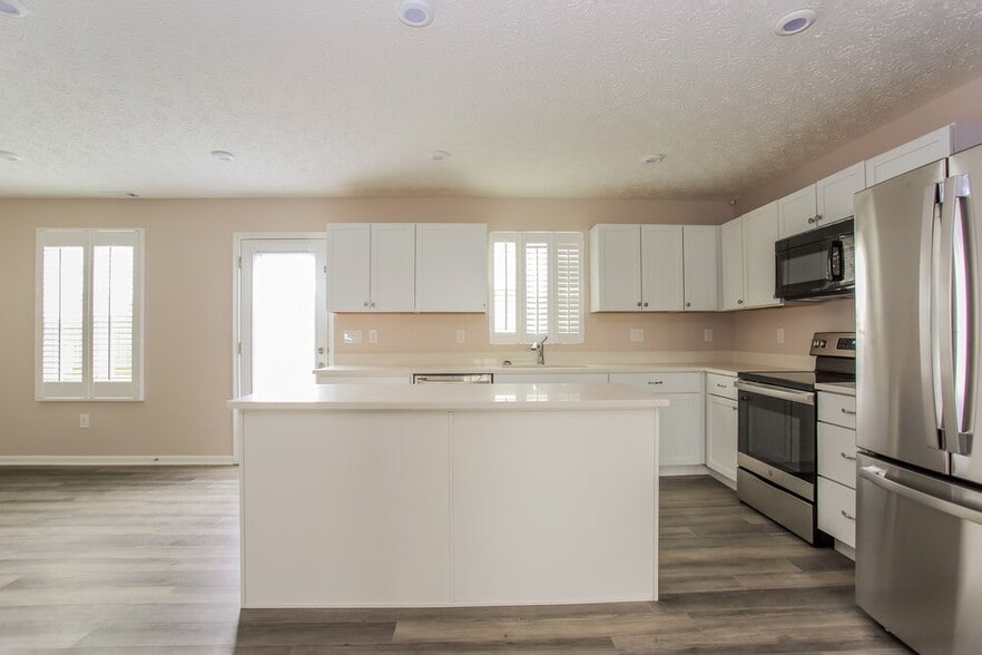 Building Photo - 4151 Swallowfield St