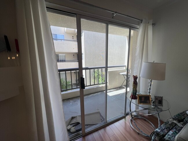 Balcony - 5520 Owensmouth Ave
