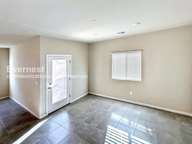 Building Photo - 3 Bed, 2 Bath Home with Fenced Yard & Garage / Available Now!