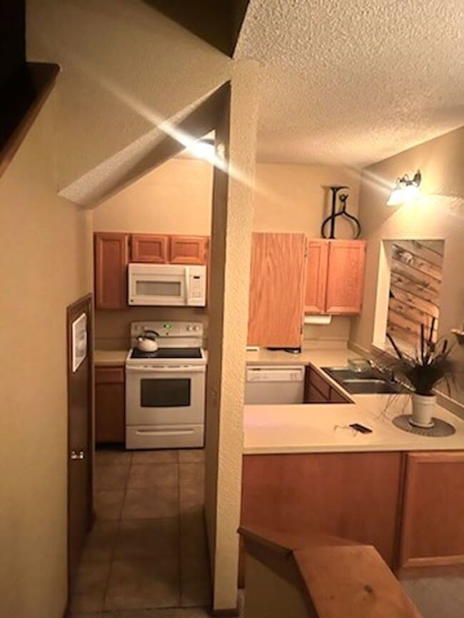 Building Photo - FOR RENT – LAKE HATCHER TOWNHOUSE CONDO