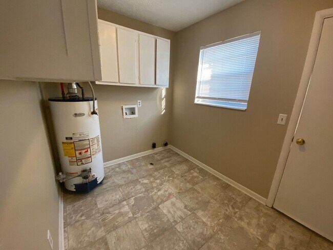 Building Photo - Spacious 3Bed/2Ba Brick Home Near Tyndall AFB! *1/2 Off Security Deposit for Active-Duty Miliary!*