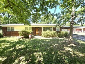 Building Photo - ** 3 bed 1 bath located in Forest Hills ** Call 334-366-9198 to schedule a self showing