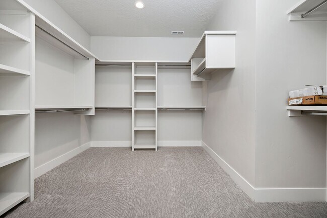 Building Photo - Luxury 5 Bed, 3 Bath home with over 3,000 sq. ft.