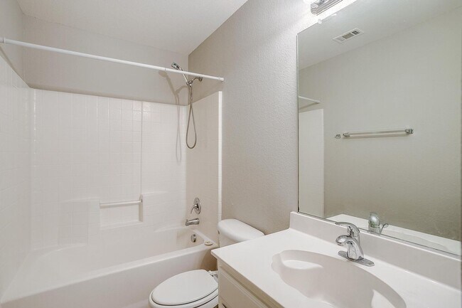 Building Photo - Large 4 Bedroom 3.5 Bathroom- Eagle Mounta...