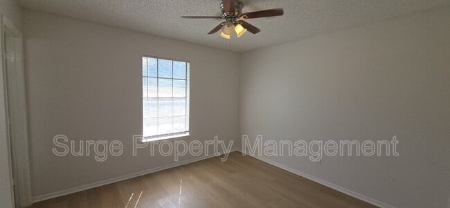 Building Photo - 227 Vista Way