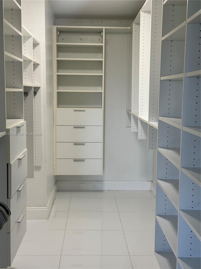 Building Photo - 2000 Towerside Terrace