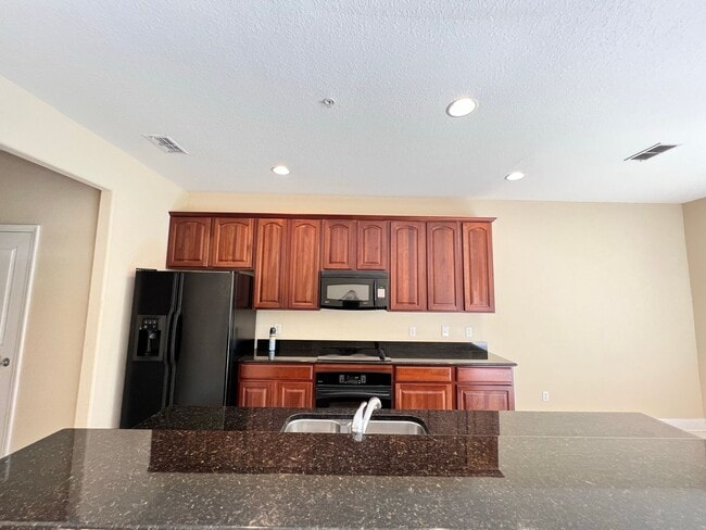 Building Photo - Great townhouse -  available now!