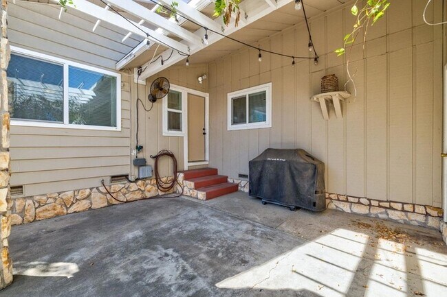 Building Photo - Welcome to this stunning 4-bedroom, 2-bath...
