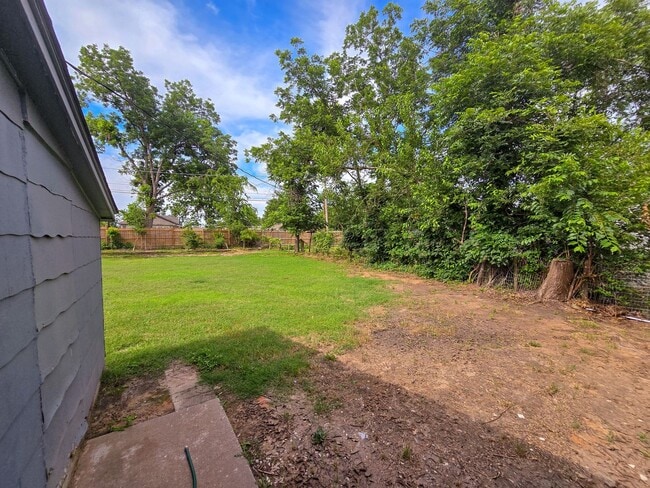 Building Photo - Cute 2 or 3 bedroom 1 bath near OBU