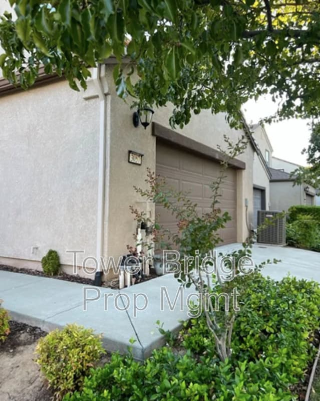 Building Photo - 3057 Village Park Dr