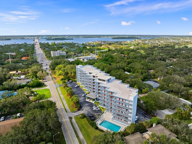 Building Photo - 935 E Causeway Blvd