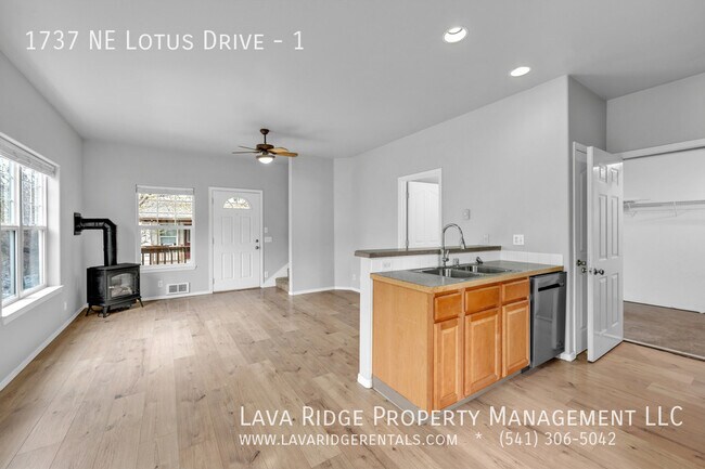 Building Photo - 1737 NE Lotus Dr