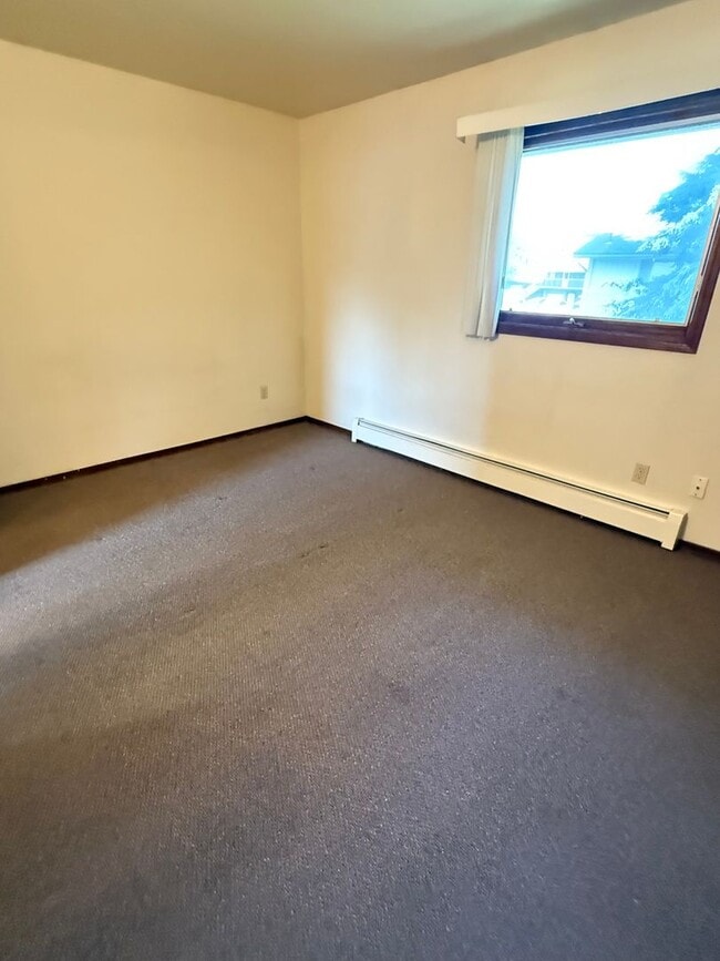 Building Photo - 2BR 1.5BA | Midtown Townhouse Style | Pets...