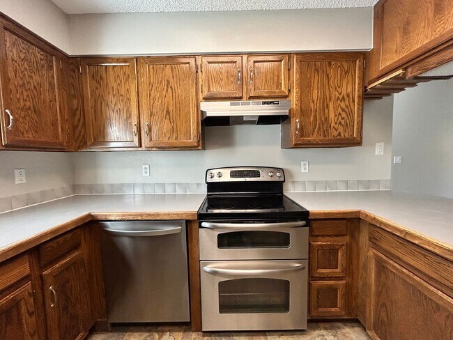 Building Photo - Spacious 3BR Duplex w/ Garage, Workshop, L...