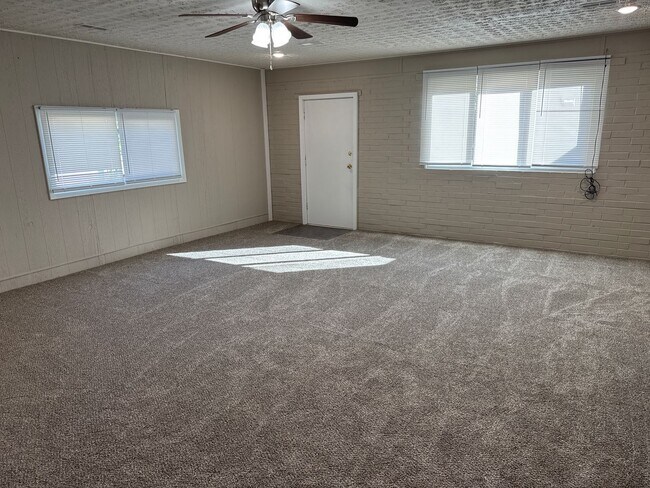 Building Photo - Totally Updated! New kitchen! 2 Living Areas! Kickapoo School District! $1,295