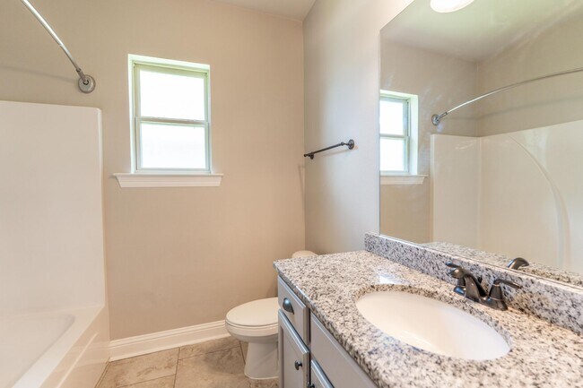 Building Photo - Beautiful 3 bed/2 bath home in Willow Heights