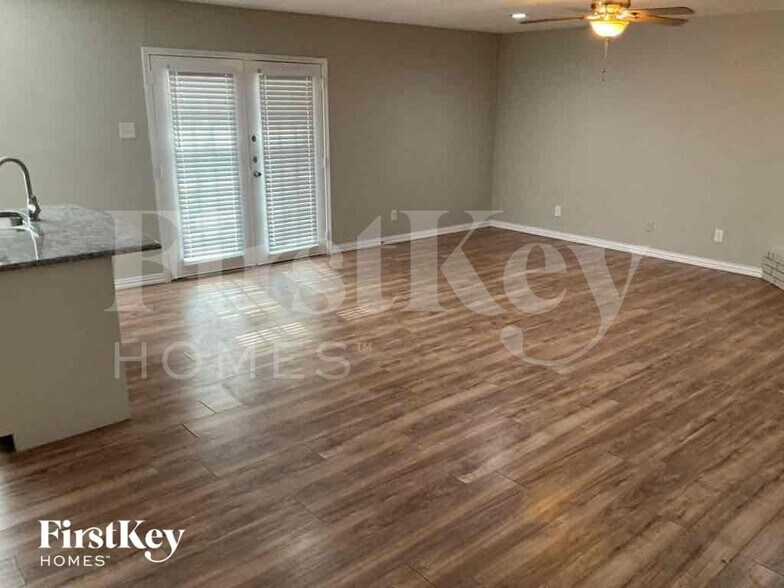 Building Photo - 1005 Loving Trail