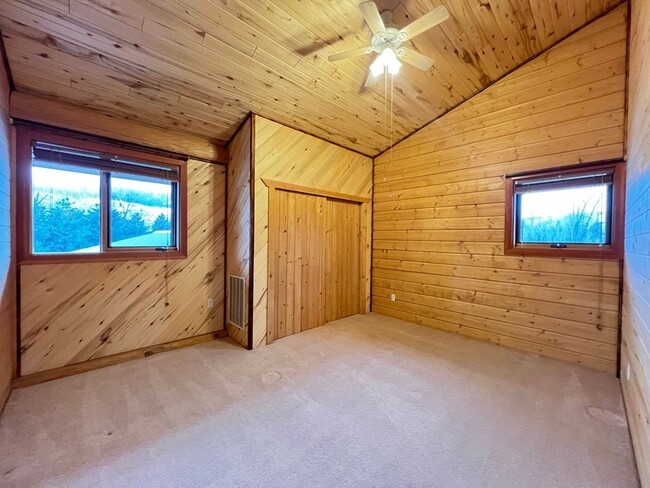 Building Photo - Enchanting Log Home for Lease