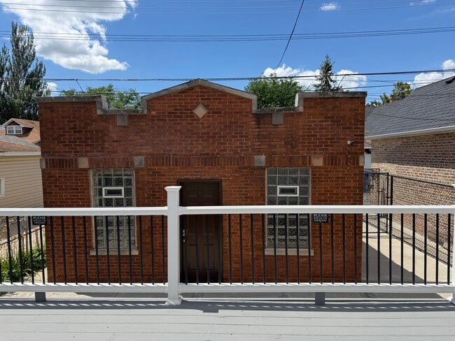 Building Photo - 2252 N Laramie Ave