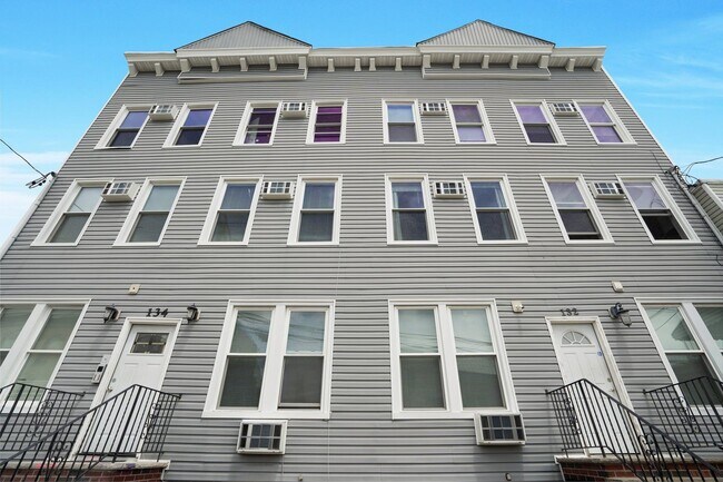 Building Photo - 132 Lincoln St