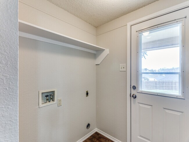 Building Photo - 7124 Summerset Dr